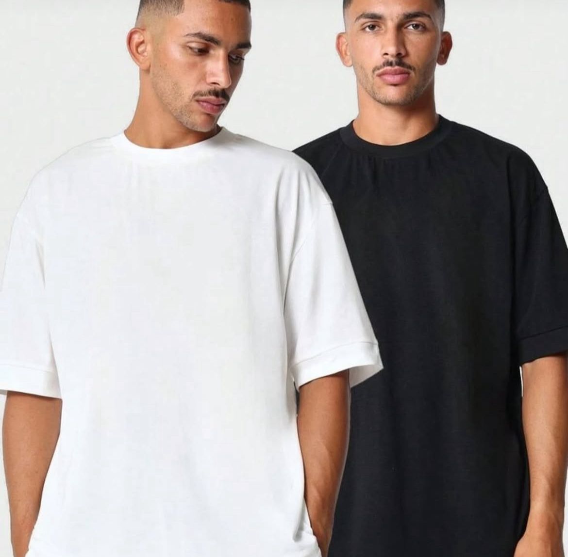 2 T-Shirts Oversize – Blanc, Noir | Qualité li katdwi 3la rassha ✅ ✔️ Paiement a la livraison 💸